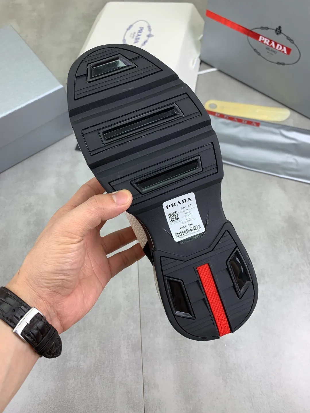 Men's men's shoes 💰P660 💰[New model] The top version is now available on the official website, 🆘 Air-cushion shock-absorbing thick-soled trendy brand (Prada) is the main popular model, avant-garde and versatile fashionable men's shoes, private version mold opening, cowhide surface splicing 1:1.. Simple fashion, original imported cowhide feet; the atmosphere and personality are more fashionable, eye-catching and pursuing class. It will subvert the old idea and be a must-have for fashion trendsetters with you! Must keep it for yourself ! Tall and comfortable, large and low, high-end quality workmanship. Code number: 38-45; 4 colors available.